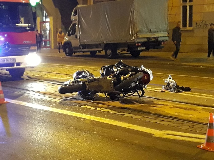 Wypadek motocyklisty na nierównej drodze przy moście Pomorskim (ZDJĘCIA)