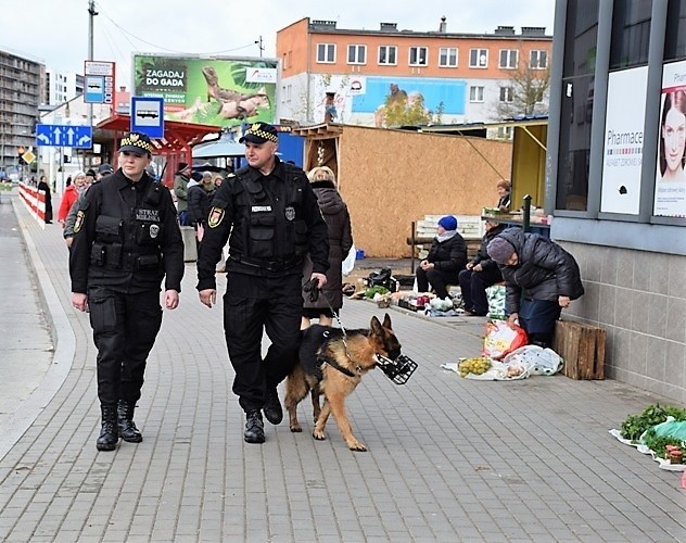 Przechodząc przez okolice Jurowieckiej i H. Sienkiewicza można często zauważyć osoby, które proponują kupno papierosów lub alkoholu niewiadomego pochodzenia, bez akcyzy. To przestępstwo, za które grozi kara grzywny lub nawet pozbawienia wolności.