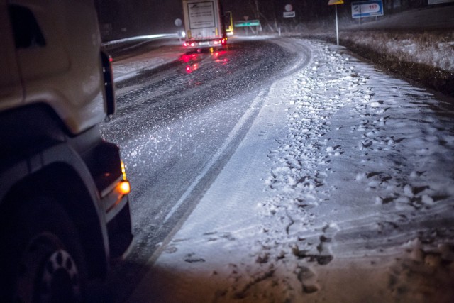 Uwaga mieszkańcy Wrocławia okolic. Przed nami spory mr&oacute;z, a co za tym idzie &ndash; oblodzenie dr&oacute;g i chodnik&oacute;w. Centralne Biuro Prognoz Meteorologicznych - Wydział we Wrocławiu wydało ostrzeżenie w tej sprawie.Sprawdźcie szczeg&oacute;ły na następnych stronach.