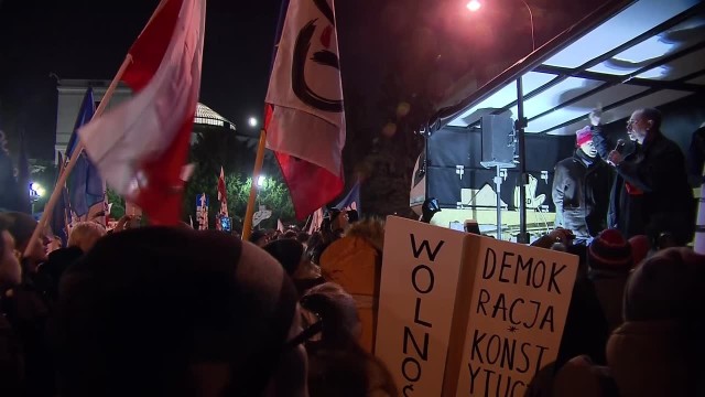 Komitet Obrony Demokracji zorganizował protest przed Sejmem