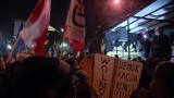 Demonstracja KOD przed Sejmem. Wspierają protestujących posłów opozycji [WIDEO]