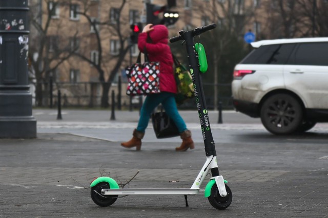 Po wielu miesiącach oczekiwania ministerstwo infrastruktury przedstawiło wreszcie projekt zmian przepisów, mających uregulować poruszanie się po polskich miastach elektrycznymi hulajnogami. Dotąd formalnie takie urządzenia w przepisach nie istniały, jadące na nich osoby były więc z punktu widzenia przepisów pieszymi. Teraz jadąc hulajnogą będziemy musieli przestrzegać określonych zasad. Jakich? Zobacz na kolejnych slajdach - posługuj się klawiszami strzałek, myszką lub gestami.