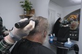 W Poznaniu powstał salon fryzjerski dla ubogich. Osoby bezdomne mogą w nim obciąć włosy za darmo w każdy poniedziałek. Zobacz zdjęcia