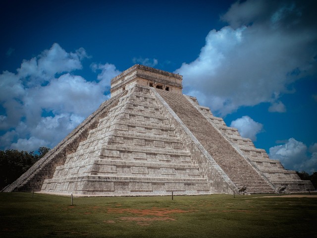 Polak "zapomniał", że wchodzenie na piramidę Majów w Meksyku jest zabronione. Został za to "spotanicznie" ukarany przez turystę.