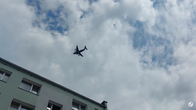 Nagranie z przelotu samolotu nad Chartowem udostępniono w serwisie youtube