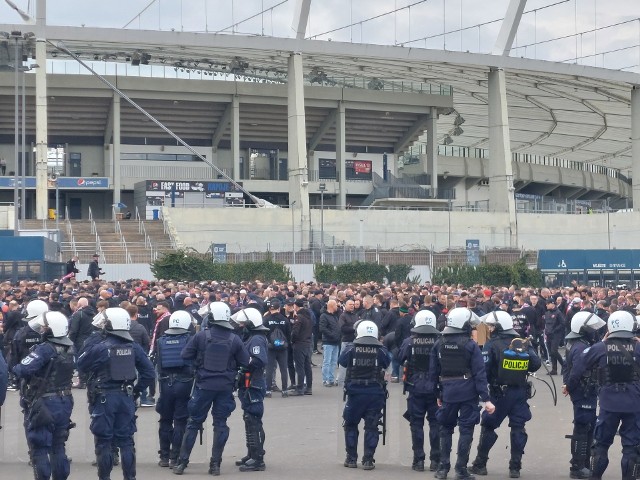 Wokół Stadionu Śląskiego z okazji Wielkich Derbów Śląska policja zgromadziła olbrzymie siły.Zobacz kolejne zdjęcia. Przesuwaj zdjęcia w prawo - naciśnij strzałkę lub przycisk NASTĘPNE