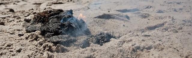 Strażnicy wciąż badają skład chemiczny tajemniczej materii na plaży koło Czołpina