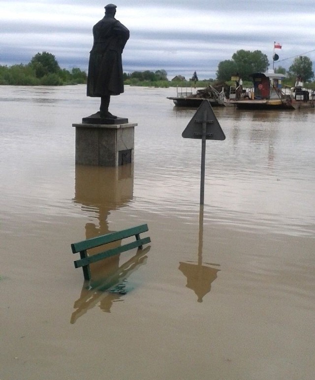 Tak wyglądał zalany pomnik Marszałka Józefa Piłsudskiego w Opatowcu w sobotę. Teraz po powodzi nie ma już śladu.