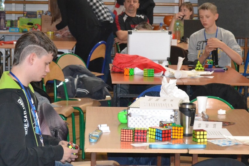 Dąbrowa Górnicza: Gimnazjum nr 1 opanowali miłośnicy kostki Rubika [ZDJĘCIA i WIDEO]