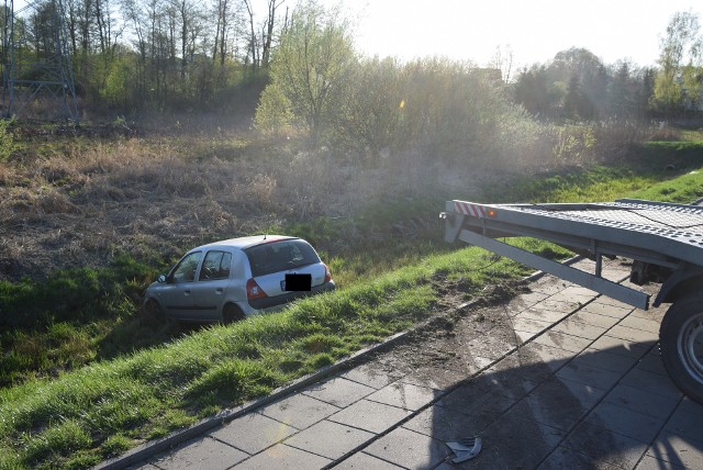 Wypadek na Kołłątaja. Na drodze doszło do kolizji. Renault wpadł do rowu [ZDJĘCIA]
