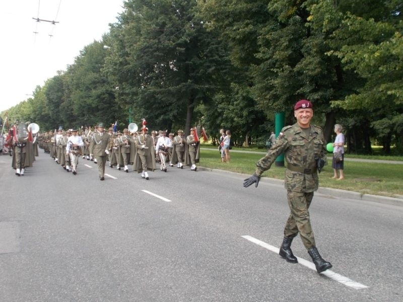 Wojskowa defilada ulicami Tychów [ZDJĘCIA]