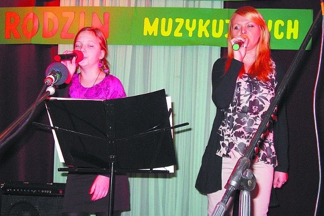 Siostry Julia Kędyś (z lewej) i Ewa Kędyś&#8211;Kułak przyjechały do Sokółki z Nowinki koło Szudziałowa. &#8211; Zazwyczaj występujemy we trójkę. Na scenie zabrakło naszej siostry Anny &#8211; powiedziały mieszkanki Nowinki.