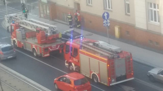Poznańscy strażacy zostali wezwani przez policję na pomoc. Pomogli wejść do jednego z mieszkań w kamienicy przy ulicy Głogowskiej, w pobliżu Potworowskiego. Zobacz kolejne zdjęcie --->