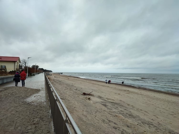 Mimo kapryśnej aury, na plaży w Sarbinowie spacerowiczów nie...