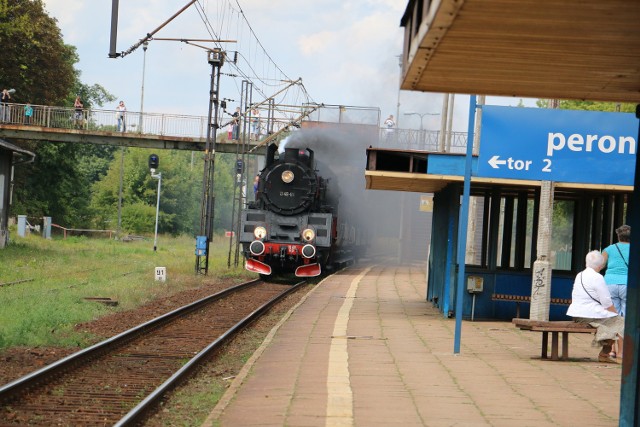 Przyjazd pociągu retro do Aleksandrowa KujawskiegoPociąg wjeżdża na stację.
