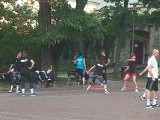 Mundial Kielce. Węgierki trenowały ...przed muszlą koncertową w kieleckim parku