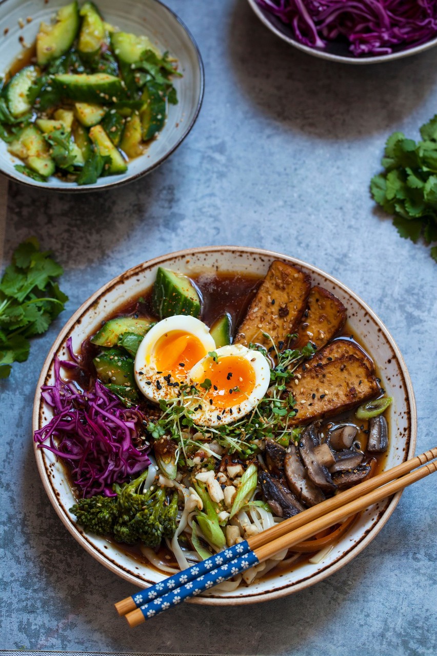 Wegetariański ramen z migdałami...