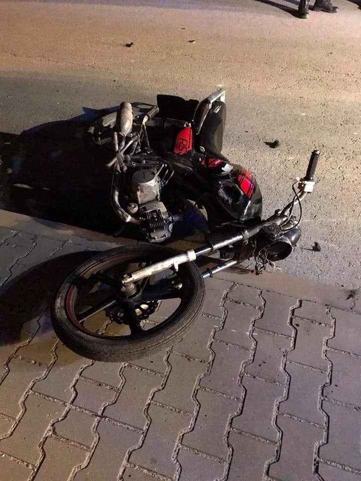 Nastolatek rozbił swój motorower uderzając nim w zaparkowany...
