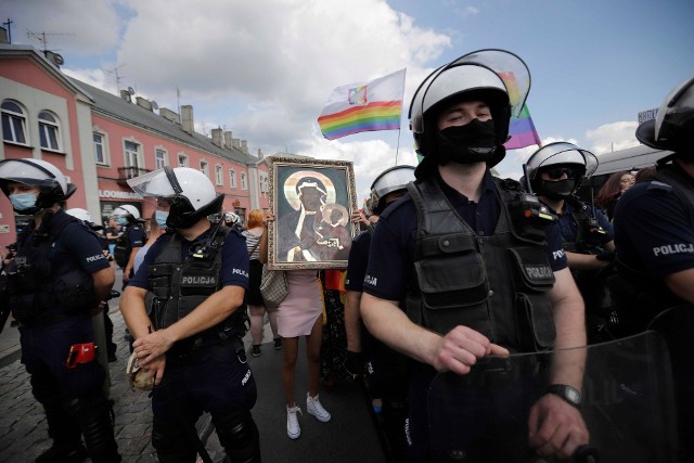 Marsz Równości odbywa się w Częstochowie. W kontrmanifestacji ustawili się członkowie Polskiej Akcji Katolickiej.