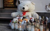Brakuje słów... Po tragedii w Gorzowie mieszkańcy zapalają znicze. Trwa obława policji na sprawcę śmiertelnego potrącenia 4-letniego dziecka