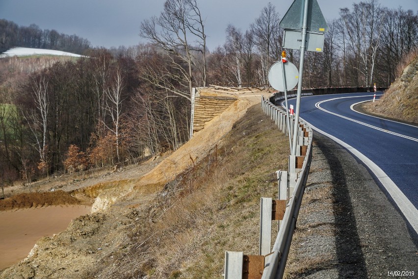 Budowa obwodnicy Bolkowa. Koparki nie dały rady skale, w ruch idą materiały wybuchowe (ZDJĘCIA)