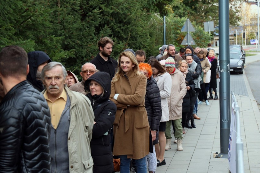 Lublin na wyborach! Tłumy mieszkańców przed lokalami wyborczymi. Zobacz zdjęcia