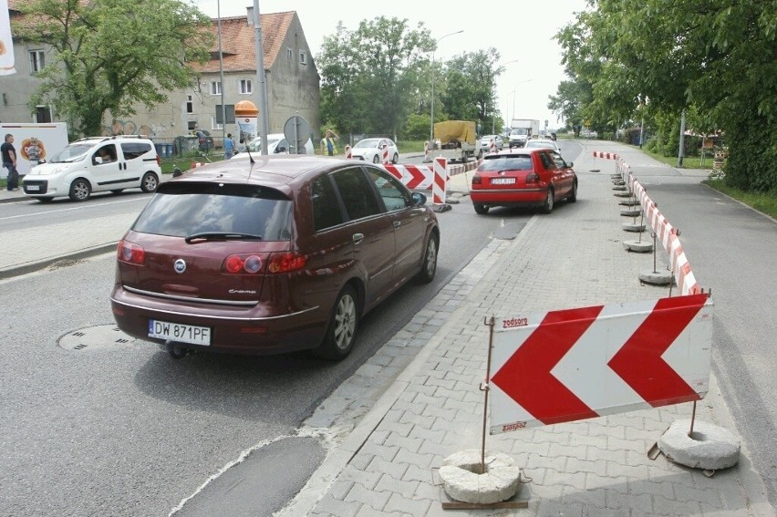 Wrocław: Utrudnienia na Karmelkowej, robotnicy walczą z awarią (ZDJĘCIA)