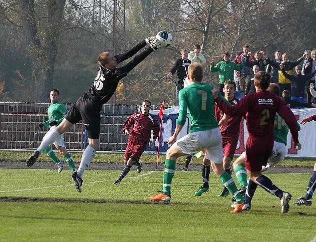 W ostatnim jesiennym meczu na własnym boisku kostrzynianie (w bordowych strojach) przegrali 2:4 z Lechią Zielona Góra. Po pierwszym wiosennym pojedynku na stadionie MOSiR przy ul. Niepodległości powiedzieli: pas.