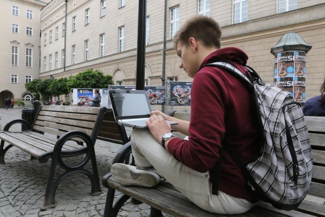 Na razie dostęp do bezpłatnego internetu, który zapewnia miasto, możliwy jest na Rynku, a także w pobliskim Centrum Dialogu Obywatelskiego przy ulicy Koraszewskiego.