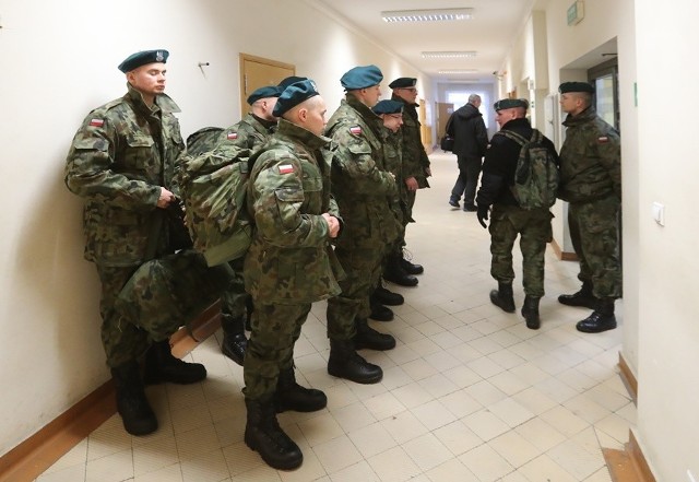 Pożegnanie z cywilnym ubraniem, wizyta u fryzjera, fasowanie munduru  - tak wyglądał pierwszy dzień pobytu ochotników w koszarach 12 Brygady Zmechanizowanej.  To trzeci taki turnus w „Błękitnej Brygadzie”.