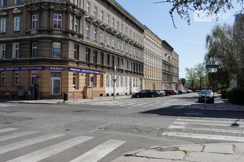 Strefa "30" w śródmiejskim kwartale w Szczecinie. Równorzędne krzyżówki, uporządkowane parkowanie, uspokojony ruch [11.05.2021]