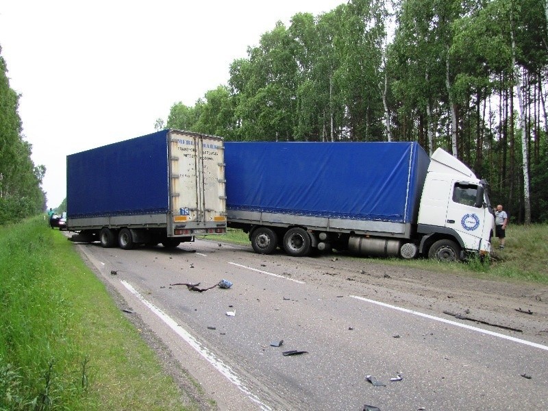 Czolówka TIRa z osobówką na krajowej 50 pod Ostrowią...