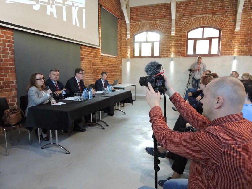 Ostrów Mazowiecka. O byłej nasycalni z wiceministrem i PKP: "Zaległości są wieloletnie" [ZDJĘCIA, WIDEO]