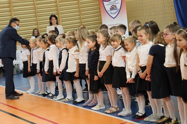 W Szkole Podstawowej numer 1 imienia Emilii Peck w Suchedniowie odbyło się ślubowanie uczniów klas pierwszych. Szkolne legitymacje dzieciom wręczył burmistrz Cezary Błach.