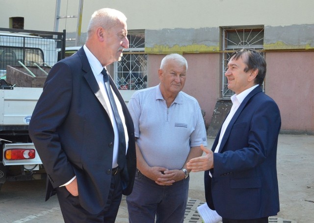 Uzgodnienia na placu budowy; od lewej wiceprezydent miasta Karol Semik, wykonawca inwestycji Marian Wencel oraz Eugeniusz Kaczmarek, dyrektor Wydziału Inwestycji Urzędu Miejskiego w Radomiu.