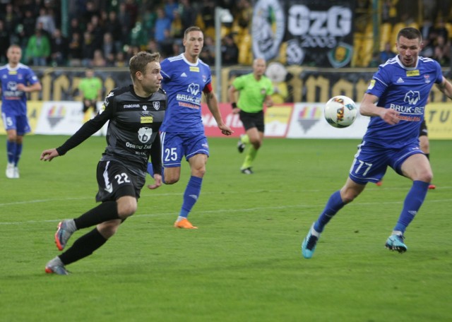 W meczu 12. kolejki Fortuna 1. Liga GKS Katowice przegrał z Bruk-Betem Termalica Niecieczą 1:2, tracąc gola w ostatnich sekundach doliczonego czasu.