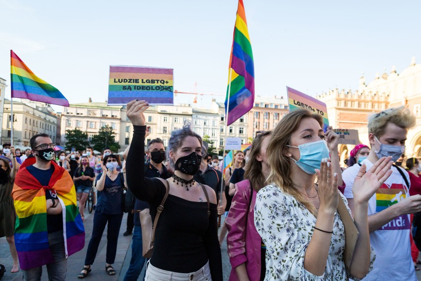 Kraków. Zamanifestowali solidarność ze społecznością LGBT. Protestowali przeciwko nienawiści i wykluczeniu [ZDJĘCIA]