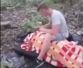 Nastolatek z Łap pobił bezdomnego mężczyznę. Nagranie trafiło do sieci