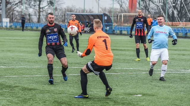 Piłkarze bydgoskiej Polonii dopiero w sobotnie południe zakończyli rundę jesienną IV ligi. Na boisku przy ul. Słowiańskiej spotkali się w zaległym meczu 1. kolejki sezonu z Naprzodem Jabłonowo. W pierwotnym terminie goście nie przyjechali do Bydgoszczy. KPZPN zarządził walkower 3:0 dla KP Polonia, ale później zmienił decyzję i nakazał rozegranie meczu po ostatniej kolejce rundy jesiennej. KP Polonia Bydgoszcz wygrała 2:0 po golach Adama Kardasza (34 i 79) i z 34 punktami zajmuje 3. miejsce. W innym zaległym meczu w III lidze we Wronkach: Lech II Poznań – Unia/Drobex Solec Kujawski 1:1.ZOBACZ ZDJĘCIA Z MECZU POLONII BYDGOSZCZ >>>>>>