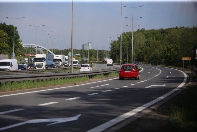 W tym roku Polacy chętniej wybierali samochód jako wakacyjny środek transportu.