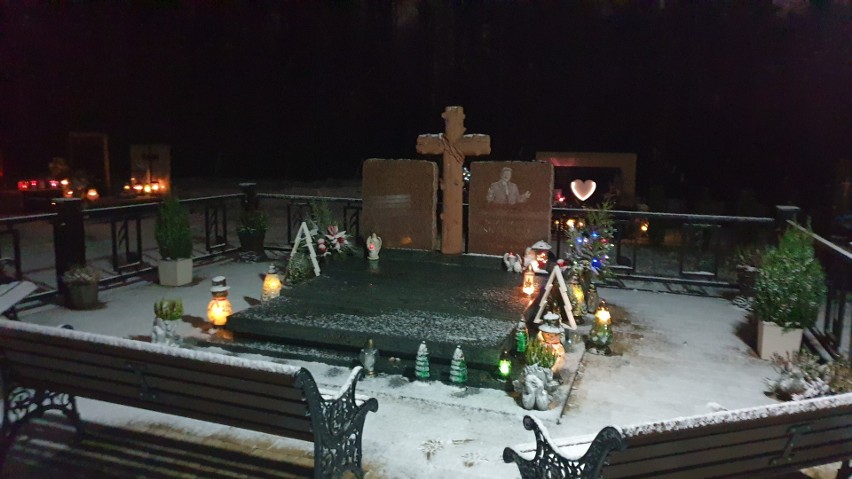 Grób Krzysztofa Krawczyka w Grotnikach w zimowej scenerii i świątecznych dekoracjach. Wygląda pięknie na Boże Narodzenie
