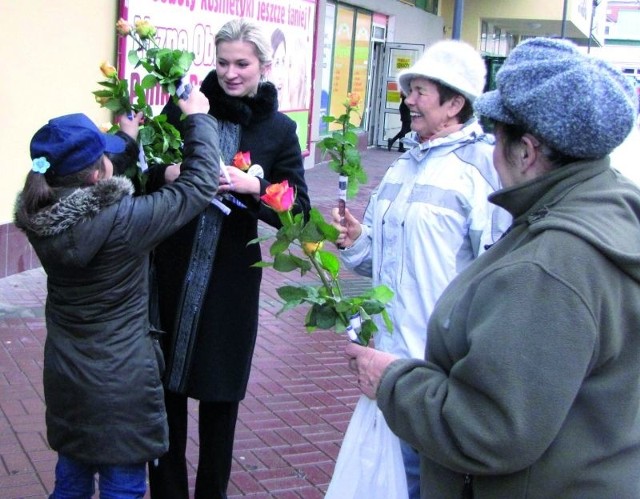 &#8211; Czy kochacie Suwałki? &#8211; pytała Agnieszka Rzatkowska, kandydatka PO na stanowisko prezydenta. Każdemu wręczała różę ze swoją ulotką.