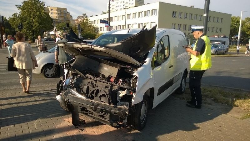 Wypadek na Dąbrowskiego. Trzy osoby ranne [ZDJĘCIA]