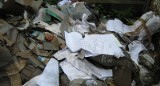 Dane osobowe z urzędu wśród śmieci! Szokujące odkrycie na opuszczonej działce