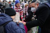 Polska społeczność żydowska pomaga uchodźcom z Ukrainy. Rabin Michael Schudrich przyjechał na granicę [WIDEO]