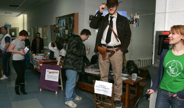 Indiana Jones zachęcał maturzystki, aby przyłączyły się do grona studentek Uniwersytetu Szczecińskiego.