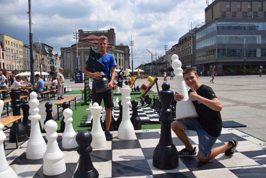 Rozgrywki szachowe na rynku w Katowicach