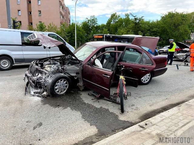 Tę kolizję na ul. Niemodlińskiej w Opolu 54-latek spowodował mając 1,5 promila alkoholu.