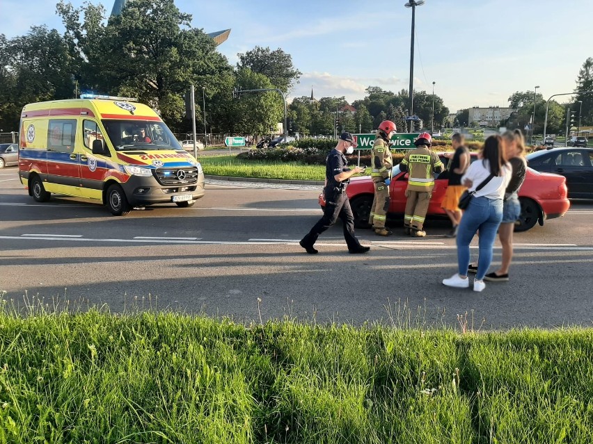 Nowy Sącz wypadek. Jedna osoba trafiła do szpitala po zderzeniu aut na Rondzie Solidarności [ZDJĘCIA]