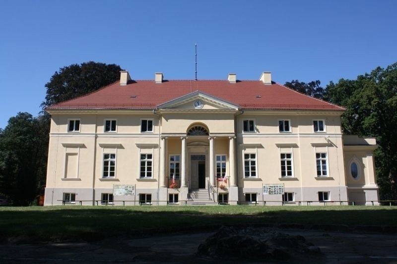 Barokowa posiadłość otoczona ogrodami robi wrażenie....